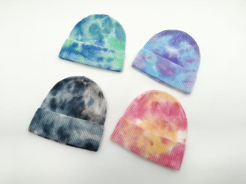 Quatre bonnets tie-dye en tricot côtelé coloris bleu-vert