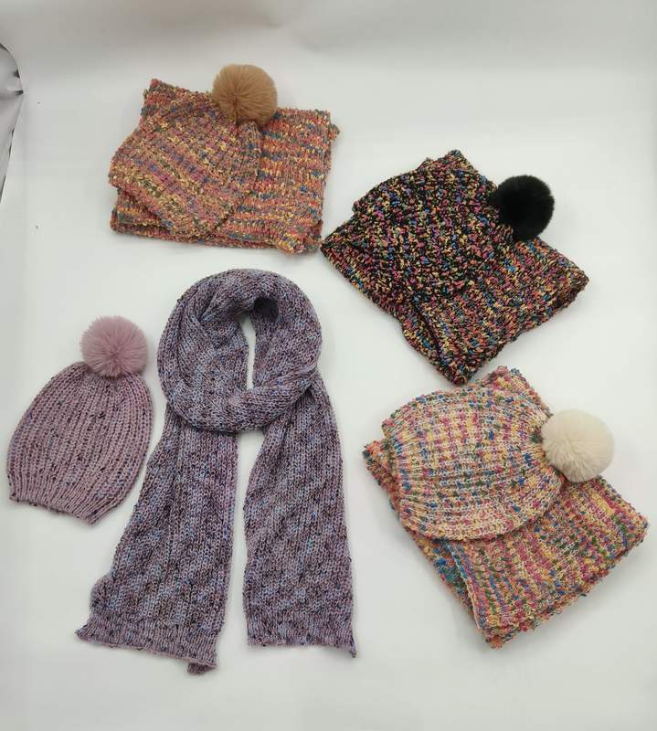 Quatre sets bonnet et écharpe en maille chinée multicolore avec pompons fausse fourrure