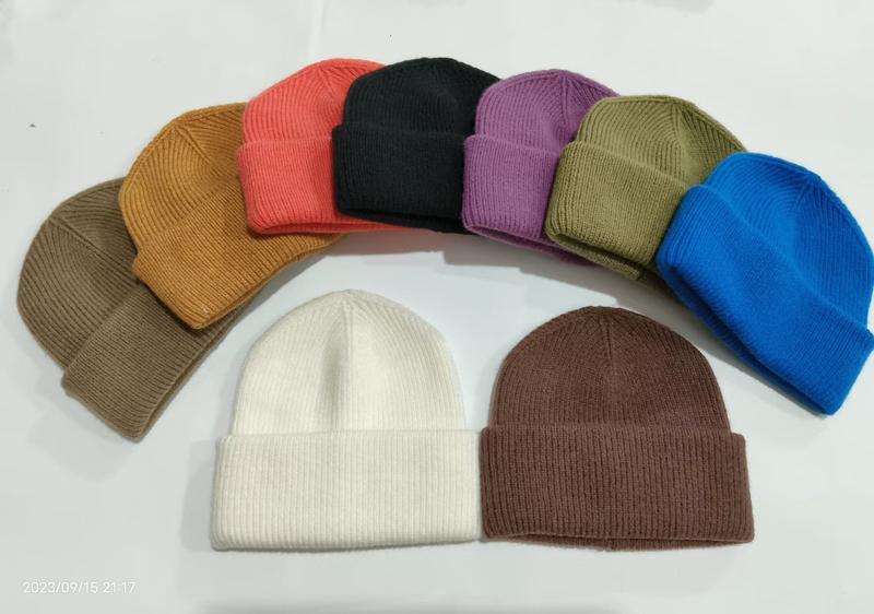 Collection de 10 bonnets côtelés à revers en coloris assortis blanc noir rouge bleu violet olive marron camel sur fond blanc