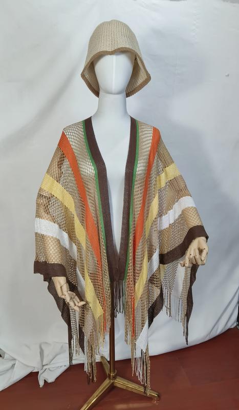 Mannequin portant poncho filet rayé marron orange jaune à longues franges et bob tressé beige assorti