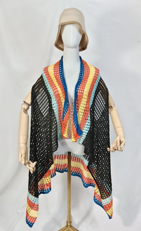 Mannequin portant gilet crochet ajouré ouvert rayures arc-en-ciel noir bleu orange jaune teal