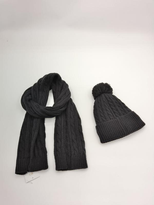 Set écharpe et bonnet pompon gris foncé en grosse maille torsadée posés à plat fond blanc