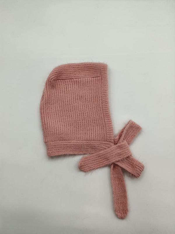 Béguin bébé rose en tricot côtelé doux avec longs liens à nouer sous le menton