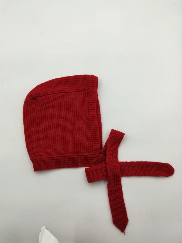 Béguin bébé rouge tricoté côtelé avec liens à nouer sous le menton