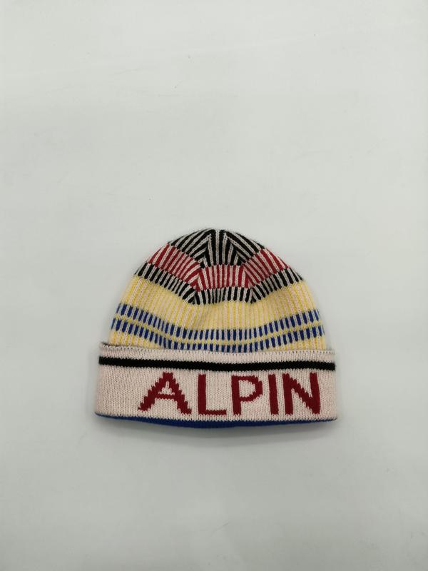 Bonnet de ski tricoté aux rayures rouge jaune bleu noir avec texte ALPIN sur revers blanc côtelé