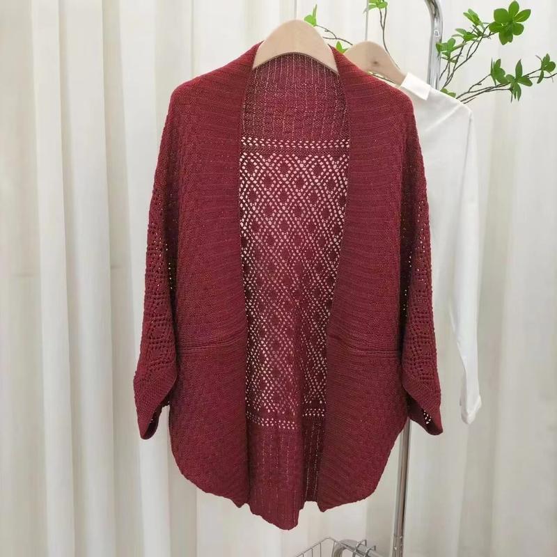 Cardigan ouvert bordeaux en maille crochet avec panneau dos en dentelle losange et manches trois quarts sur cintre boutique