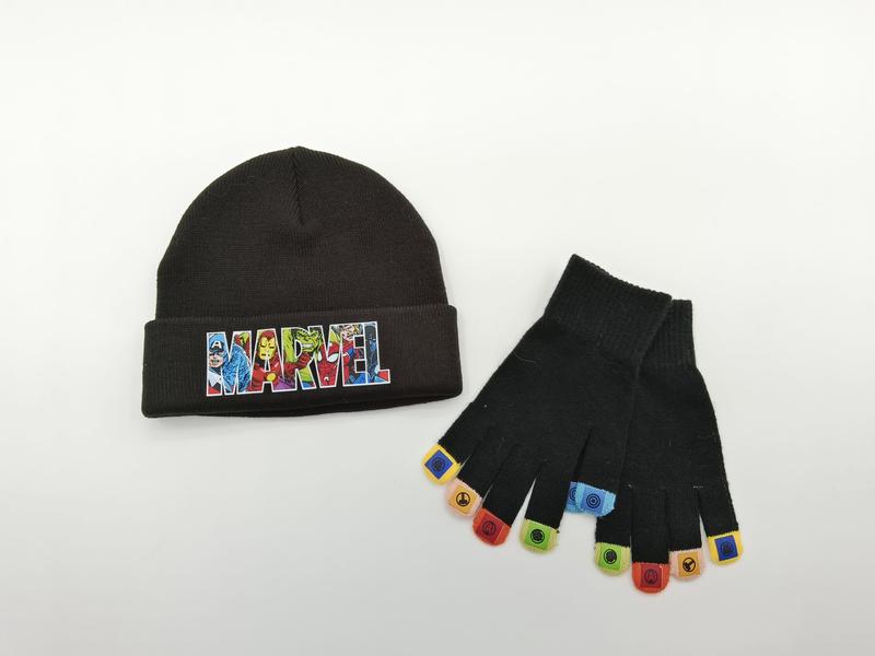 Bonnet enfant noir avec patch super-héros coloré et gants mitaines assortis