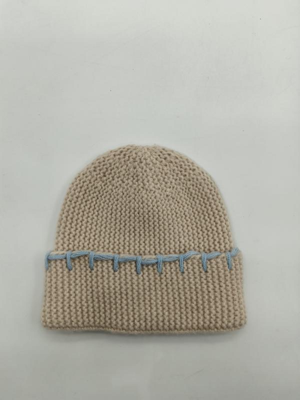 Bonnet chunky beige avec détail surpiqûre bleu ciel sur le revers