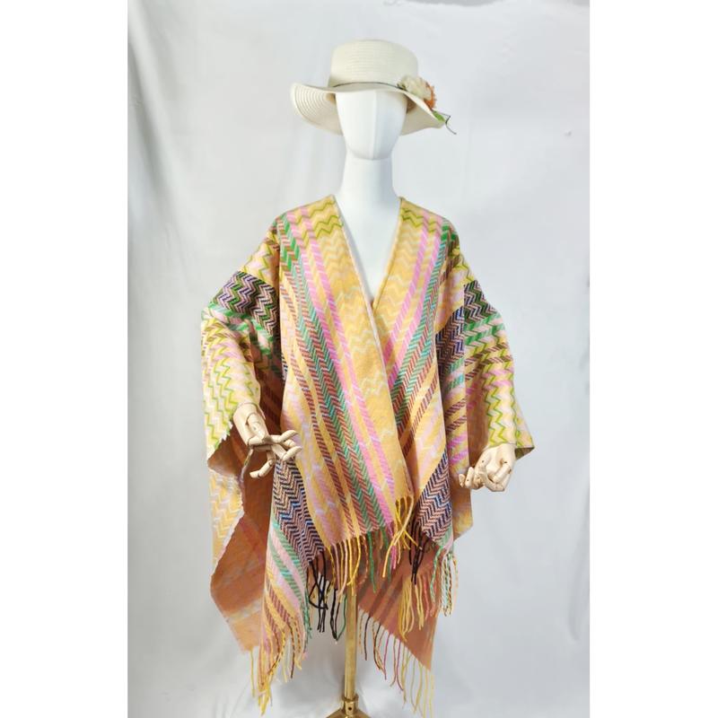 Mannequin portant un poncho châle tissé multicolore à chevrons zigzag et franges