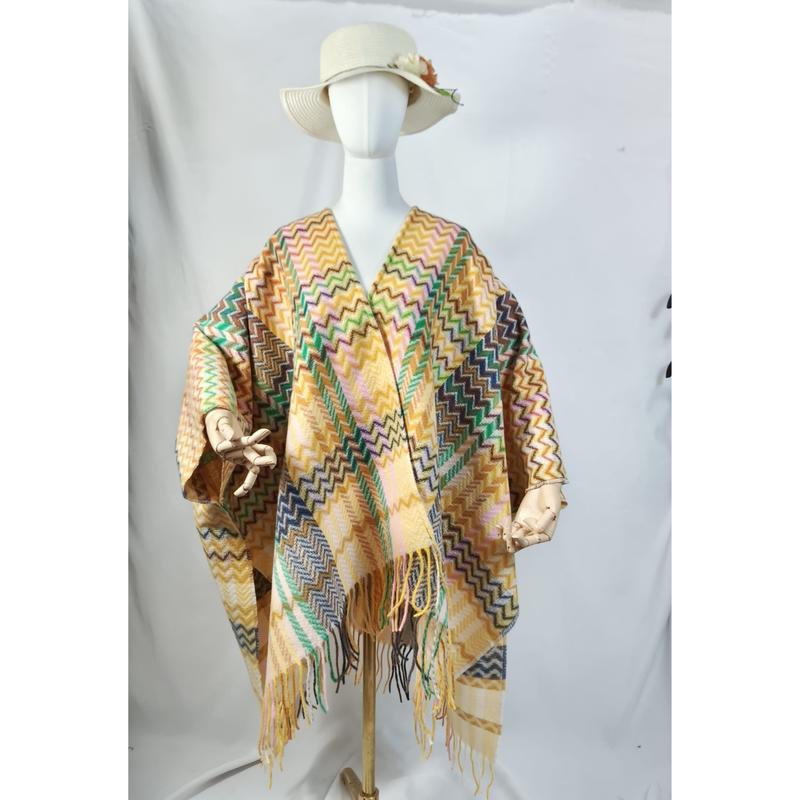 Mannequin portant un poncho châle à chevrons multicolores et franges