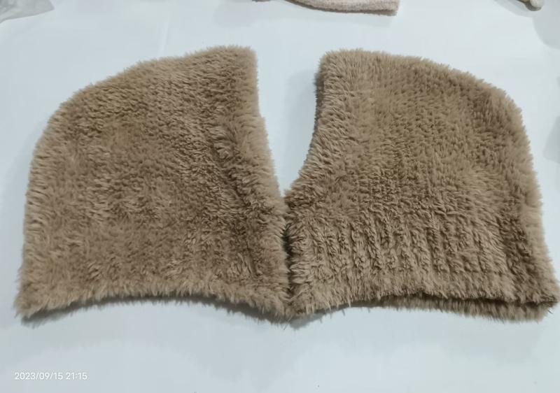 Col cape en fausse fourrure shaggy beige posé à plat