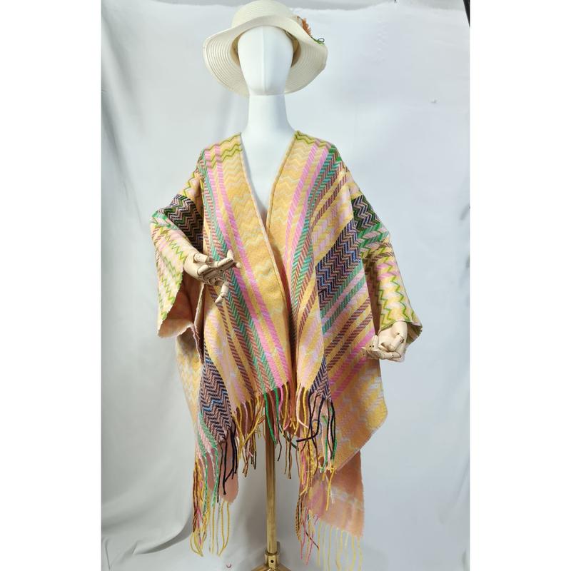 Mannequin portant un poncho tissé rayures zigzag rose