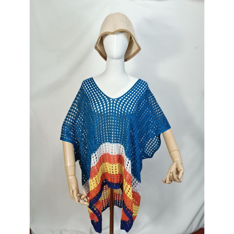 Mannequin portant un poncho crochet filet rayures bleu orange jaune avec bob