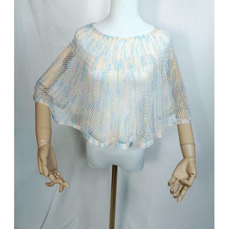 Mannequin portant un poncho cape filet crochet ouvert en bleu pastel