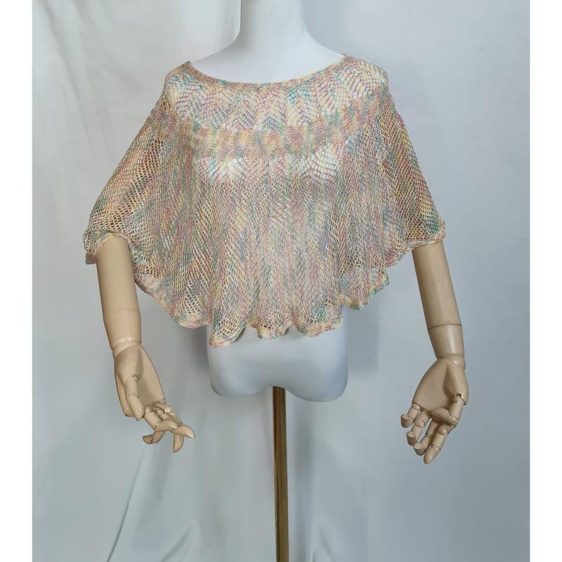 Top poncho crochet court ouvert multicolore pastel sur mannequin aux bras articulés en bois