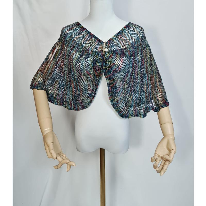 Cape écharpe en maille ajourée multicolore turquoise rouge et doré avec fermeture broche nacre
