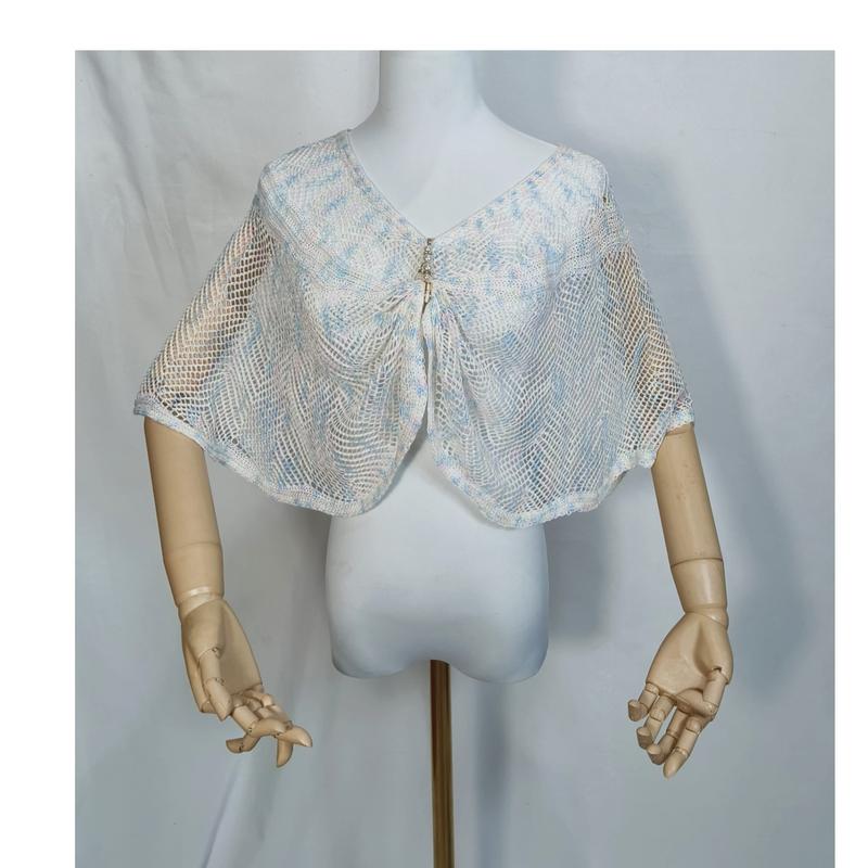 Étole crochet ajourée blanc et bleu avec broche perle nacrée