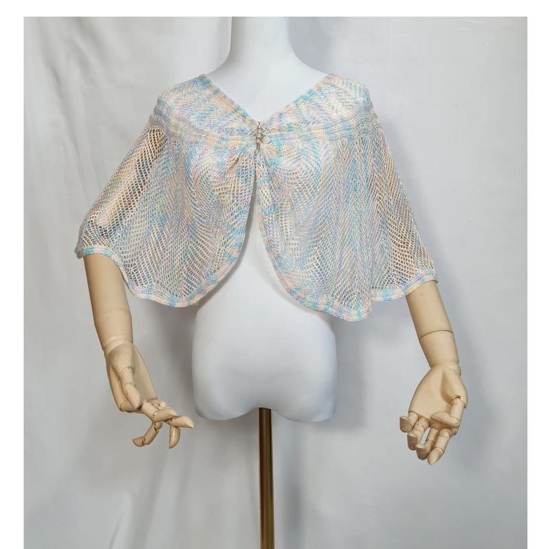 Étole légère en maille ouverte tons pastel bleu rose crème avec broche strass