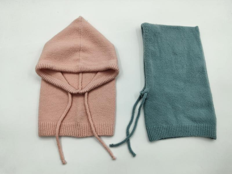 Deux cagoules bébé tricot roses et turquoise avec cordon de serrage