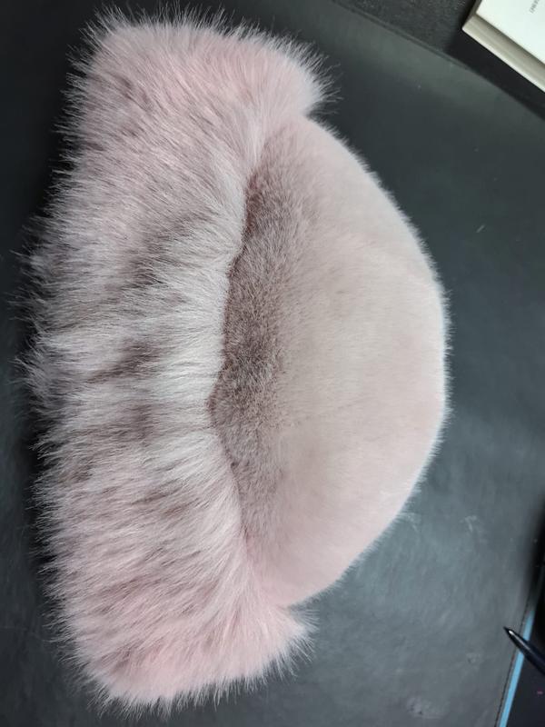 Coussin demi-lune en fausse fourrure rose poudré avec bande centrale taupe