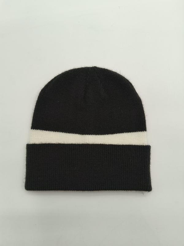 Bonnet noir en tricot avec liseré crème contrasté et double revers côtelé replié