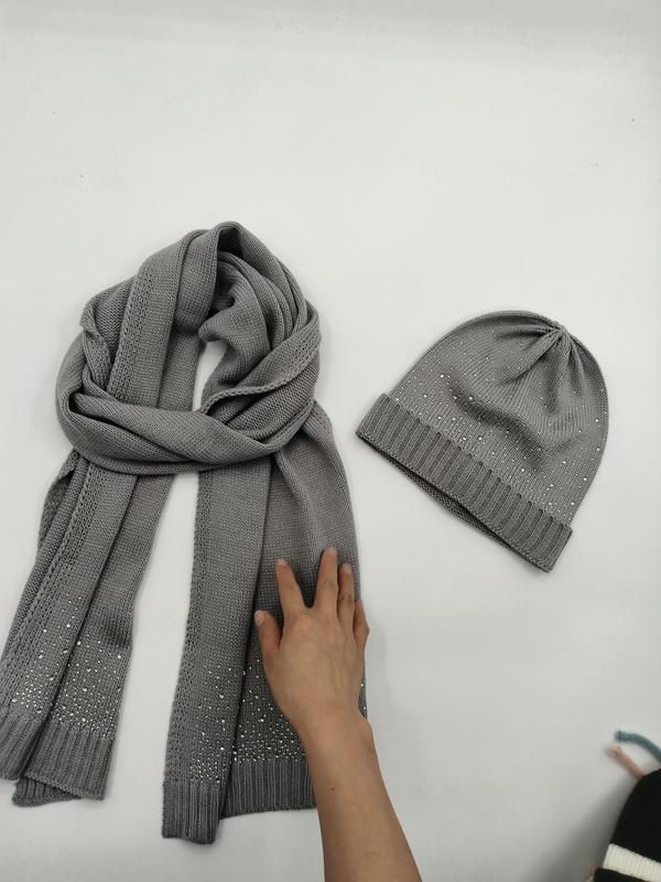 Set écharpe longue et bonnet gris en tricot orné de strass scintillants sur fond blanc