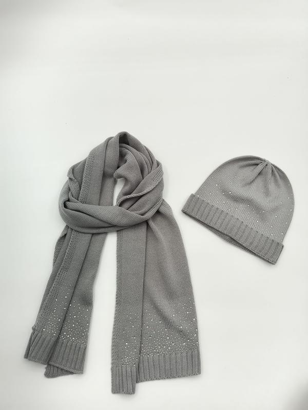 Duo bonnet et longue écharpe tricot gris avec ornements cristaux scintillants sur fond blanc