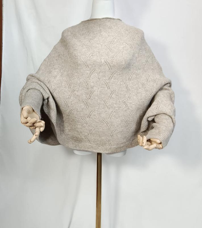 Pull oversize beige avoine en maille pointelle ajourée à manches bouffantes sur mannequin