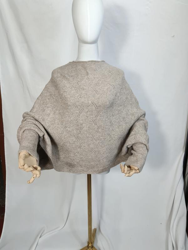 Pull chauve-souris oversize en tricot pointelle beige avoine vue dos sur mannequin