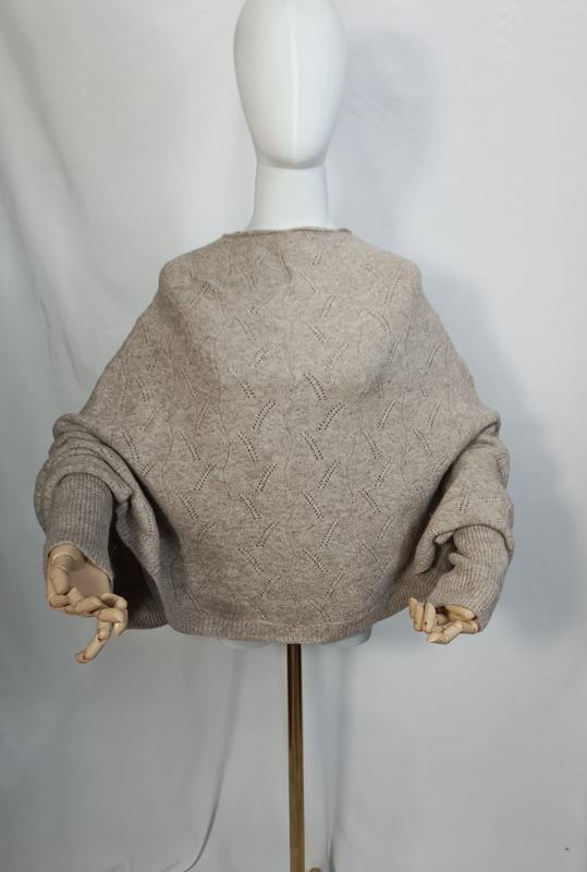 Vue de dos du pull oversize pointelle beige avoine à manches bouffantes sur mannequin blanc
