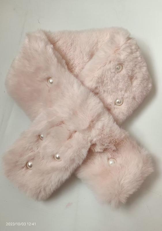 Col croisé en fausse fourrure rose blush avec fermeture boutons nacrés