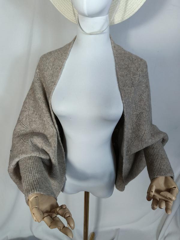 Boléro cardigan ouvert taupe en tricot à larges manches bouffantes et poignets côtelés sur mannequin