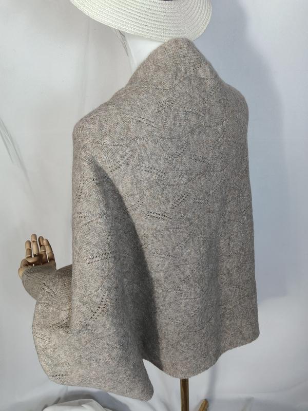 Étole gris perle en maille ajourée motif losanges