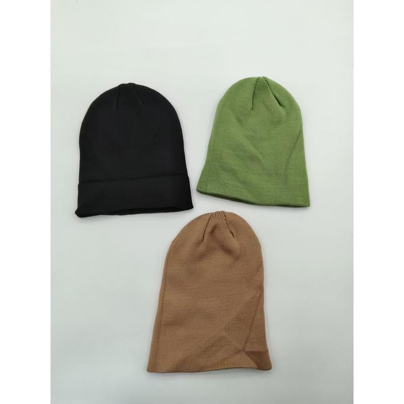 Trois bonnets tricot unis posés à plat en noir