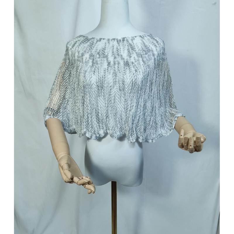 Cape crop en dentelle tricotée gris et blanc avec ourlet festonné
