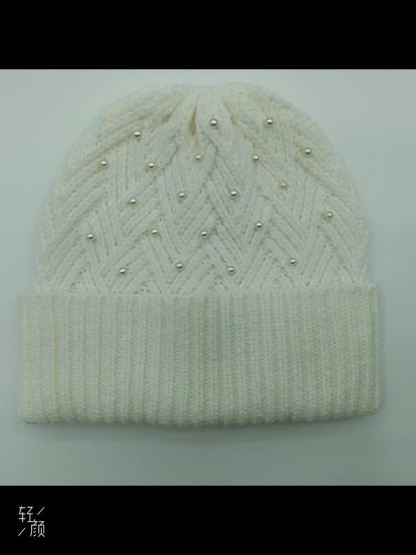 Bonnet ivoire tricoté grosse maille motif chevron zigzag avec perles nacrées et revers plié – accessoire hiver élégant