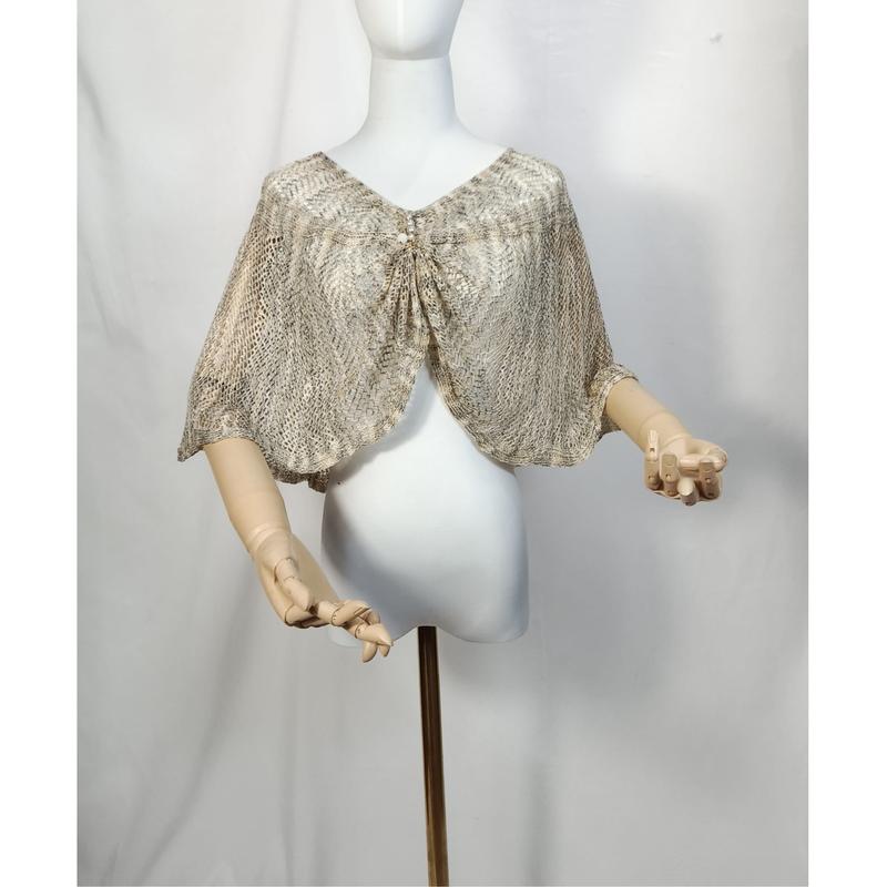 Capelet châle en dentelle ajourée beige et dorée avec nœud frontal
