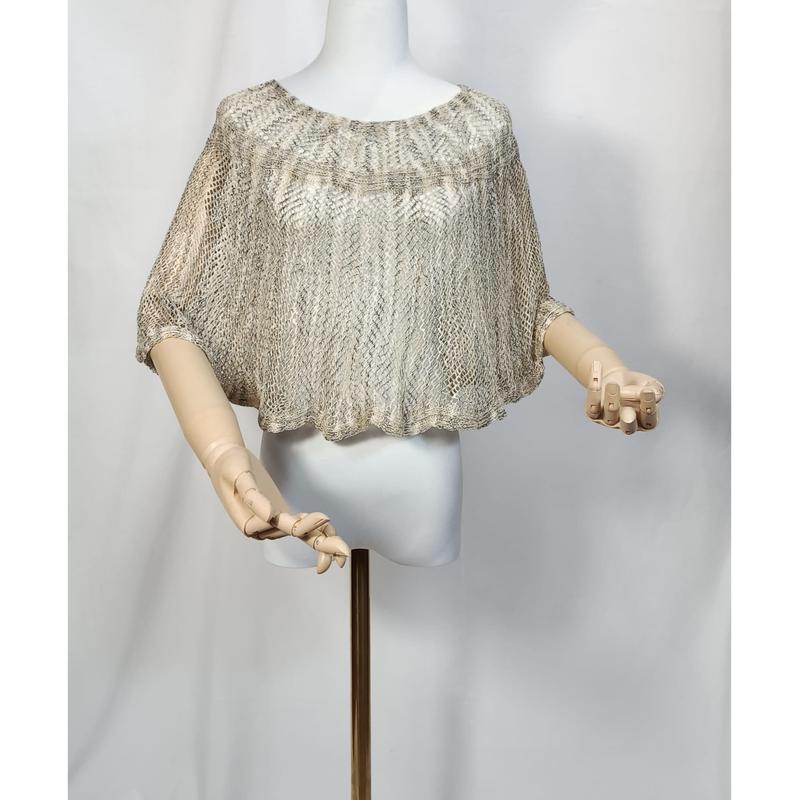 Top poncho crop en crochet ajouré beige et or métallisé