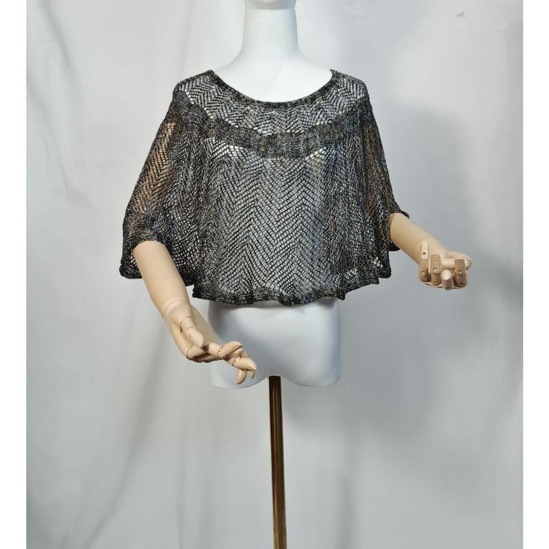 Cape poncho crop en maille ajourée argent et noir