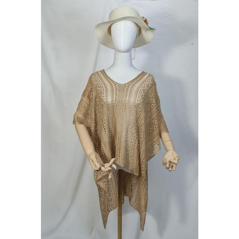 Mannequin portant un kaftan tunique crochet beige à col V et larges manches