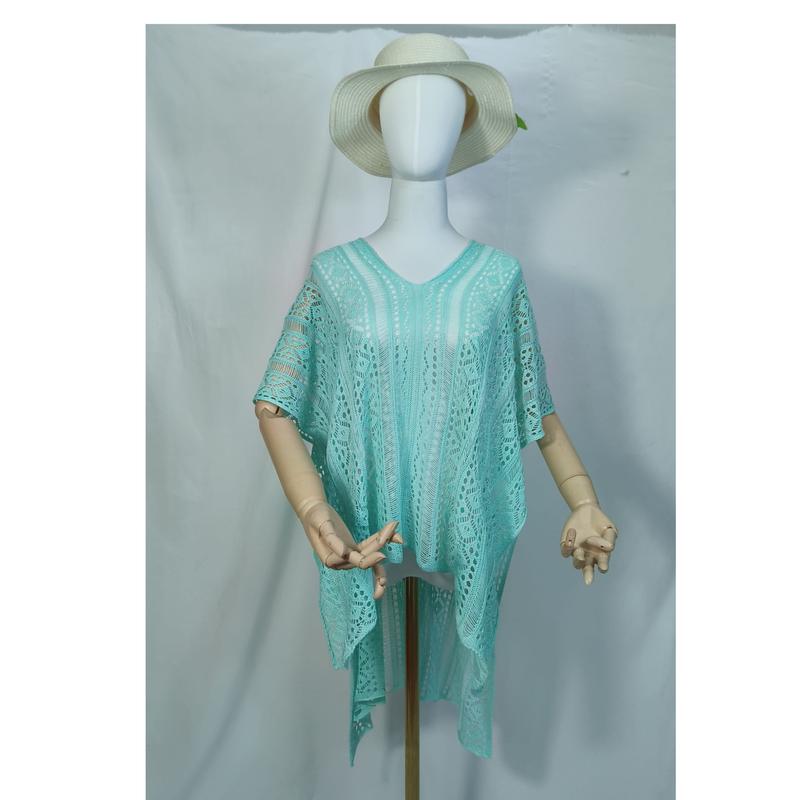 Mannequin portant un kaftan crochet vert menthe aqua à col V et larges manches