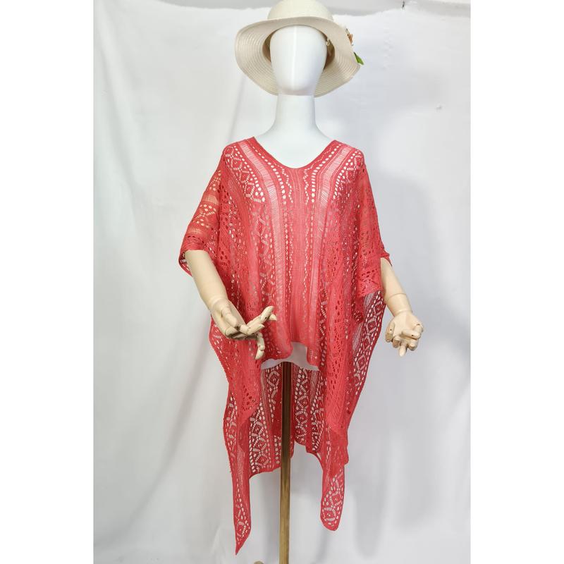 Kaftan poncho crochet coral rouge ajouré sur mannequin avec chapeau de soleil blanc