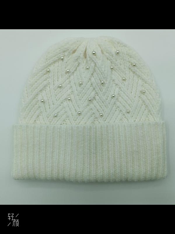 Bonnet tricoté crème motif chevron pied-de-poule avec perles décoratives posé à plat – bonnet élégant saison froide