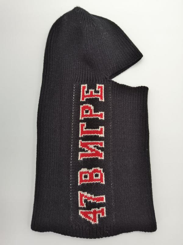 Cagoule ski en maille noire épaisse avec graphisme lettres varsity rouge et blanc