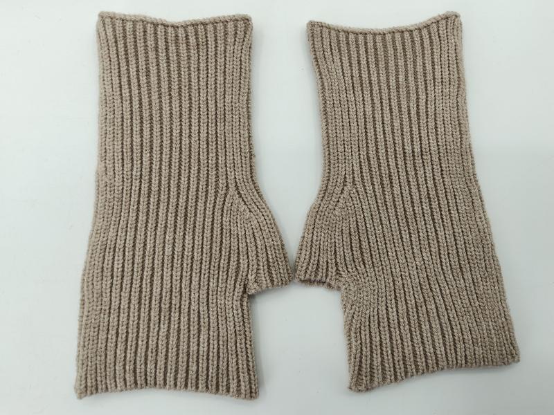 Paire de mitaines beige en maille côtelée avec ouverture pouce