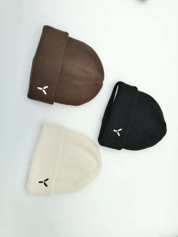 Trois bonnets tricotés à revers replié en marron