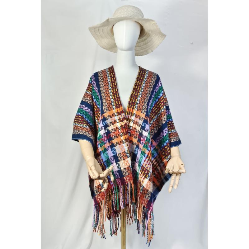 Mannequin portant un poncho châle boho à motif géométrique aztèque multicolore avec franges et chapeau crème à larges bords