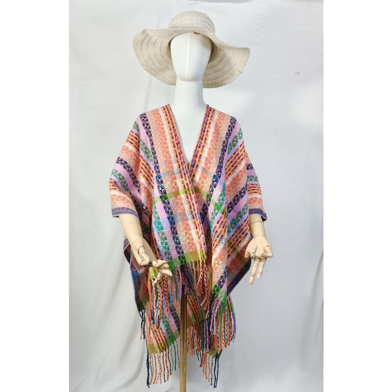 Mannequin portant un poncho wrap tissé à rayures multicolores avec franges et chapeau de paille à larges bords