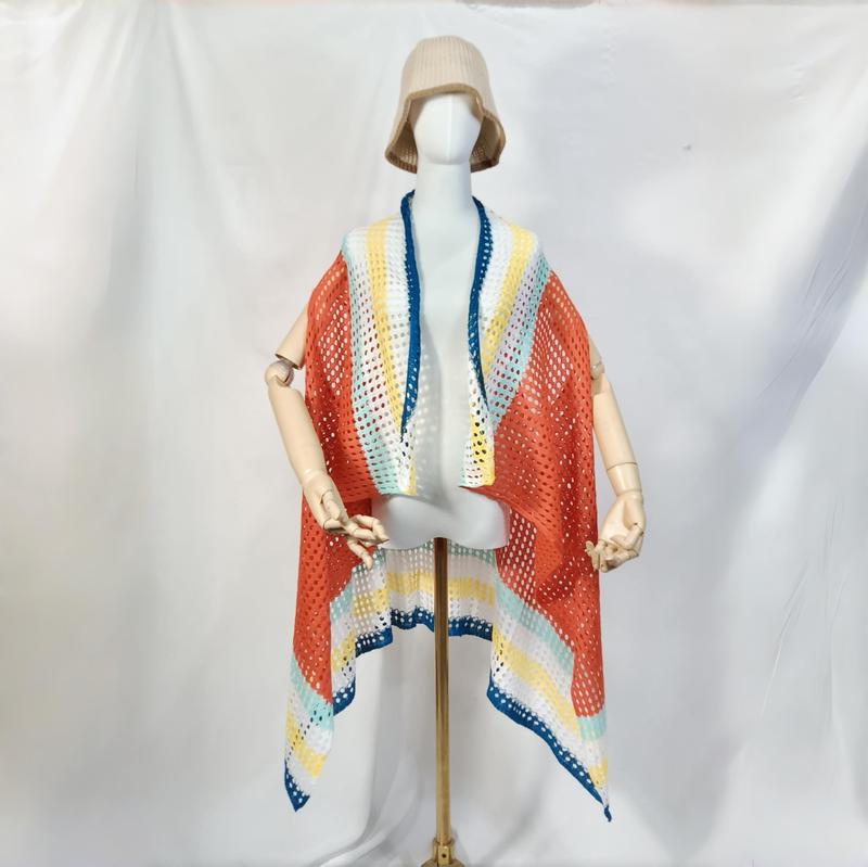 Kimono crochet ouvert rayures corail blanc bleu jaune turquoise porté sur mannequin – vêtement bohème été plage