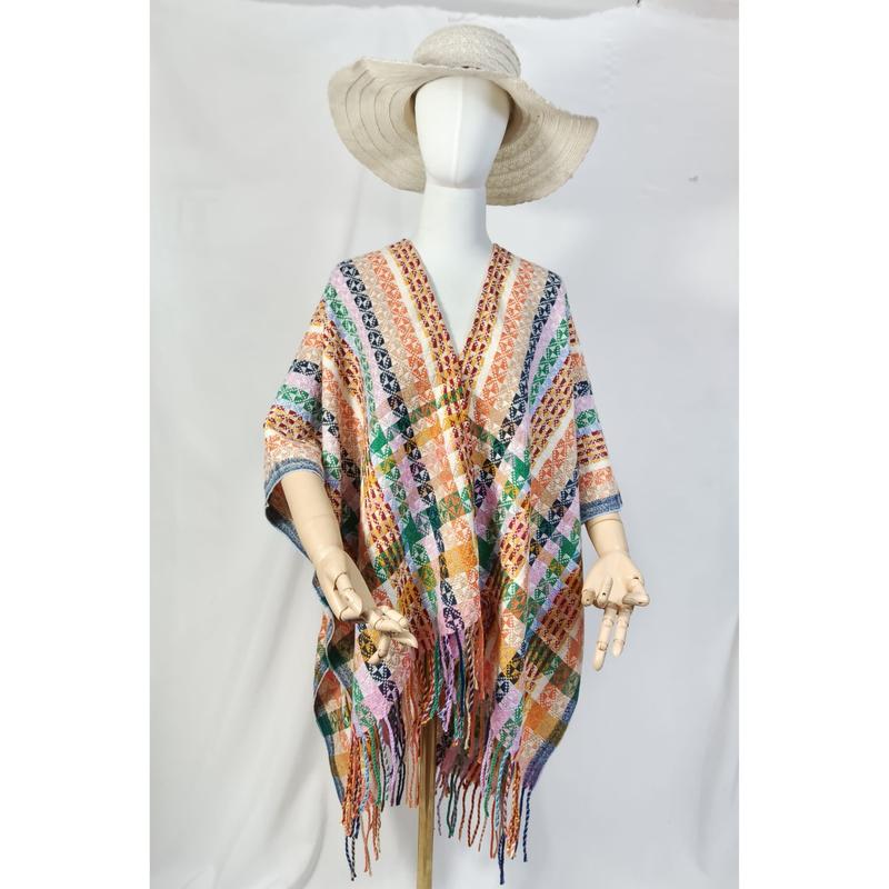 Mannequin vêtu d'une cape poncho tissée col V à motif géométrique multicolore avec frange et chapeau bords larges
